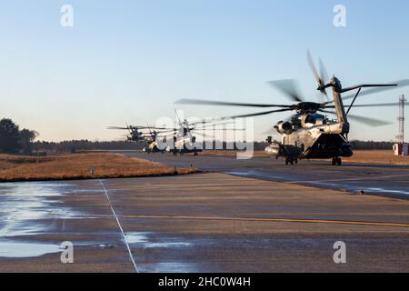 U.S. Marine Corps CH-53E Super Stallions assigned to Marine Heavy Helicopter Squadron (HMH) 366 depart for Marine Corps Air Station Cherry Point, North Carolina, from Brunswick, Maine, Dec. 17, 2021. Marines with HMH-366 exercised expeditionary advanced base operations and cold-weather techniques and procedures in an unfamiliar environment. HMH-366 is a subordinate unit of 2nd Marine Aircraft Wing, the aviation combat element of II Marine Expeditionary Force. (U.S. Marine Corps photo by Lance Cpl. Christian Cortez) Stock Photo