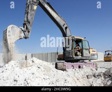 Staff Sgt. Daniel Eaton, 577th Expeditionary PRIME BEEF Squadron, operates an excavator on a construction job at Al Dhafra Air Base, United Arab Emirates, Dec. 20, 2021. The 577th is working with the 380th Expeditionary Civil Engineer Squadron to install a new water line to support planned future construction of new lodging facilities at the base. (U.S. Air Force photo by Master Sgt. Dan Heaton) Stock Photo