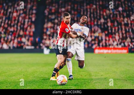 Bilbao, Basque Country, Spain. 23rd Dec, 2021. OSCAR DE MARCOS (18) of Athletic Club disputing the ball with VINICIUS JR. (20) of Real Madrid during the La Liga Santander match between Athletic Club and Real Madrid at San Mames stadium on December 22, 2021 in Bilbao, Spain. (Credit Image: © Edu Del Fresno/ZUMA Press Wire) Stock Photo