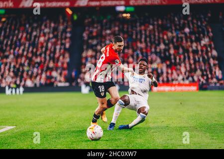 Bilbao, Basque Country, Spain. 23rd Dec, 2021. OSCAR DE MARCOS (18) of Athletic Club wins the position with VINICIUS JR. (20) of Real Madrid during the La Liga Santander match between Athletic Club and Real Madrid at San Mames stadium on December 22, 2021 in Bilbao, Spain. (Credit Image: © Edu Del Fresno/ZUMA Press Wire) Stock Photo