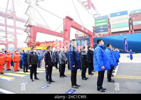 QINGDAO, CHINA - DECEMBER 23, 2021 - Port workers and guests attend a ceremony to celebrate shandong Port Group's cargo throughput breaking 1.5 billio Stock Photo