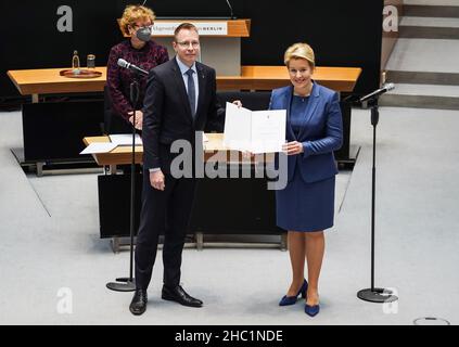 (211222) -- BERLIN, Dec. 22, 2021 (Xinhua) -- Franziska Giffey (R) receives the certificate of appointment in Berlin, Germany, Dec. 21, 2021. Former German Minister for Family Affairs Franziska Giffey from the Social Democratic Party (SPD) was elected as the new mayor of Berlin on Tuesday, becoming the first elected female mayor of the city. (Photo by Stefan Zeitz/Xinhua) Stock Photo