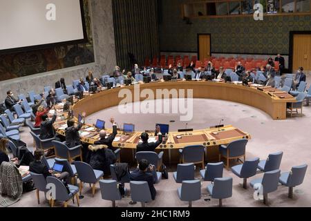 (211221) -- UNITED NATIONS, Dec. 21, 2021 (Xinhua) -- The UN Security Council votes on a draft resolution to extend the mandate of the UN peacekeeping force on the Golan Heights, at the UN headquarters in New York, on Dec. 21, 2021. The Security Council on Tuesday adopted a resolution to extend the mandate of the UN peacekeeping force on the Golan Heights for six months, till June 30, 2022. (Manuel Elias/UN Photo/Handout via Xinhua) Stock Photo