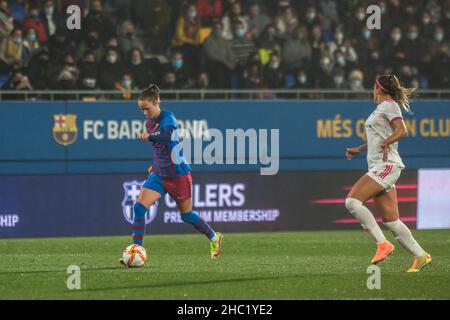 December 22, 2021, Barcelona, Catalonia, Spain: Caroline Graham Hansen (L) of FC Barcelona and Monica Hikmann (R) of Madrid CFF in action in action during the Primera Iberdrola match between FC Barcelona Femeni and Madrid CFF at Johan Cruyff Stadium..Final score; FC Barcelona Femeni 7:0 Madrid CFF (Credit Image: © Thiago Prudencio/DAX via ZUMA Press Wire) Stock Photo