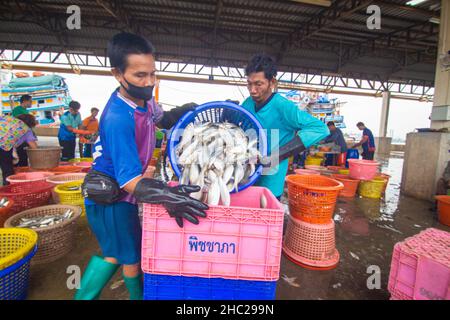 Mahachai Samutsakhon, Thailand - November 7, 2020 : Unidentified people wear surgical mask and choosing seafood fish at Mahachai fresh market Stock Photo