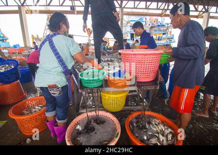 Mahachai Samutsakhon, Thailand - November 7, 2020 : Unidentified people wear surgical mask and choosing seafood fish at Mahachai fresh market Stock Photo