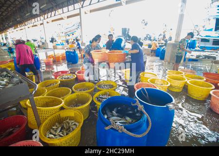 Mahachai Samutsakhon, Thailand - November 7, 2020 : Unidentified people wear surgical mask and choosing seafood fish at Mahachai fresh market Stock Photo