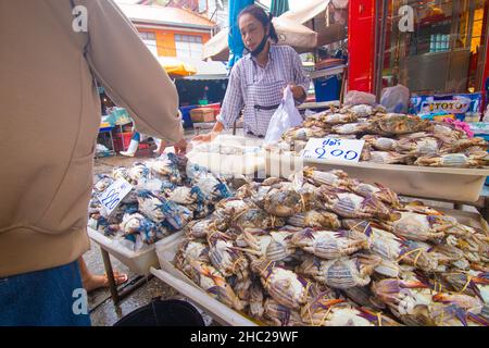 Mahachai Samutsakhon, Thailand - November 7, 2020 : Unidentified people wear surgical mask and choosing seafood fish at Mahachai fresh market Stock Photo