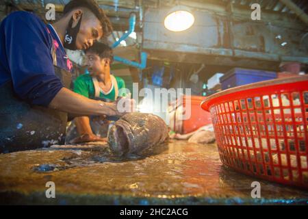 Mahachai Samutsakhon, Thailand - November 7, 2020 : Unidentified people wear surgical mask and choosing seafood fish at Mahachai fresh market Stock Photo