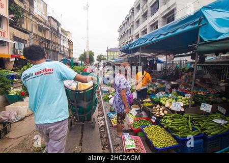 Mahachai Samutsakhon, Thailand - November 7, 2020 : Unidentified people wear surgical mask and choosing seafood fish at Mahachai fresh market Stock Photo