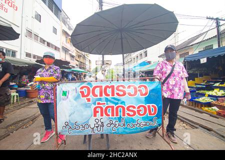 Mahachai Samutsakhon, Thailand - November 7, 2020 : Unidentified people wear surgical mask and choosing seafood fish at Mahachai fresh market Stock Photo