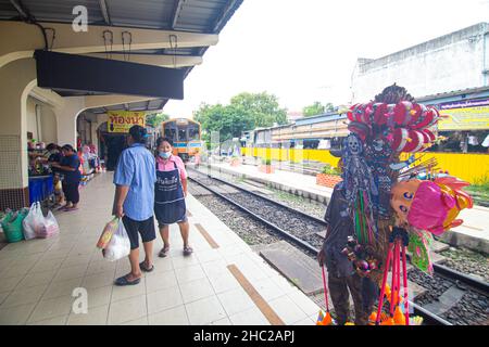 Mahachai Samutsakhon, Thailand - November 7, 2020 : Unidentified people wear surgical mask and choosing seafood fish at Mahachai fresh market Stock Photo