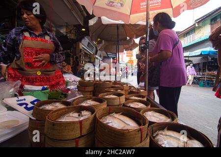 Mahachai Samutsakhon, Thailand - November 7, 2020 : Unidentified people wear surgical mask and choosing seafood fish at Mahachai fresh market Stock Photo