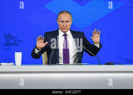 Moscow, Russia. 23rd Dec, 2021. Russian President Vladimir Putin gestures at his annual press conference in Moscow, Russia, Dec. 23, 2021. Credit: Evgeny Sinitsyn/Xinhua/Alamy Live News Stock Photo
