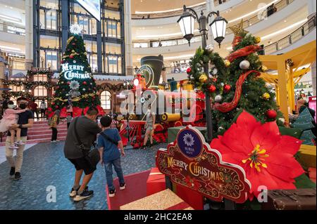 Kuala Lumpur, Malaysia. 23rd Dec, 2021. People take photos of Christmas decorations at a shopping mall in Kuala Lumpur, Malaysia, Dec. 23, 2021. Credit: Chong Voon Chung/Xinhua/Alamy Live News Stock Photo