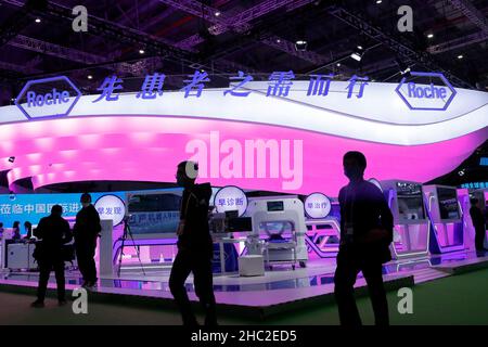 (211223) -- BEIJING, Dec. 23, 2021 (Xinhua) -- Photo taken on Nov. 9, 2021 shows the booth of Roche of Switzerland at the 4th China International Import Expo (CIIE) in east China's Shanghai. (Xinhua/Zhang Yuwei) Stock Photo
