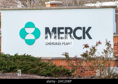 Riverside, United States. 23rd Dec, 2021. Signage outside of the Merck Cherokee Plant in Riverside, Pennsylvania on December, 23, 2021. The U.S. Food and Drug Administration (FDA) issued an emergency use authorization for Merck's molnupiravir for the treatment of mild-to-moderate coronavirus disease (COVID-19) in adults who are at high risk for progression to severe COVID-19. (Photo by Paul Weaver/Sipa USA) Credit: Sipa USA/Alamy Live News Stock Photo