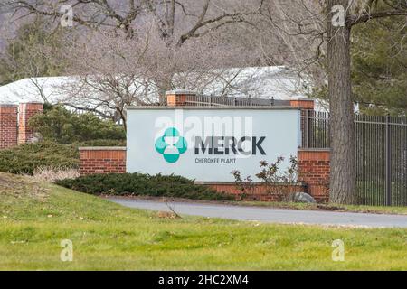 Riverside, United States. 23rd Dec, 2021. Signage outside of the Merck Cherokee Plant in Riverside, Pennsylvania on December, 23, 2021. The U.S. Food and Drug Administration (FDA) issued an emergency use authorization for Merck's molnupiravir for the treatment of mild-to-moderate coronavirus disease (COVID-19) in adults who are at high risk for progression to severe COVID-19. (Photo by Paul Weaver/Sipa USA) Credit: Sipa USA/Alamy Live News Stock Photo