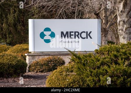 Riverside, United States. 23rd Dec, 2021. Signage outside of the Merck Cherokee Plant in Riverside, Pennsylvania on December, 23, 2021. The U.S. Food and Drug Administration (FDA) issued an emergency use authorization for Merck's molnupiravir for the treatment of mild-to-moderate coronavirus disease (COVID-19) in adults who are at high risk for progression to severe COVID-19. (Photo by Paul Weaver/Sipa USA) Credit: Sipa USA/Alamy Live News Stock Photo