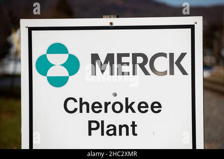 Riverside, United States. 23rd Dec, 2021. Signage outside of the Merck Cherokee Plant in Riverside, Pennsylvania on December, 23, 2021. The U.S. Food and Drug Administration (FDA) issued an emergency use authorization for Merck's molnupiravir for the treatment of mild-to-moderate coronavirus disease (COVID-19) in adults who are at high risk for progression to severe COVID-19. (Photo by Paul Weaver/Sipa USA) Credit: Sipa USA/Alamy Live News Stock Photo