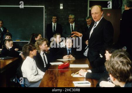 Labour Party leader Neil Kinnock talking to school pupils at Wilnecote High School in Tamworth Stock Photo