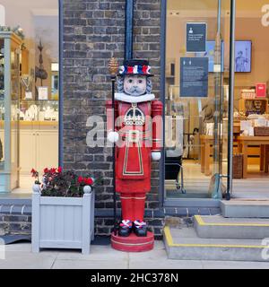 London, Greater London, England, December 15 2021: Beefeater aka Yeoman Warder aka Yeoman of the Guard statue outside a Tower of London gift shop. Stock Photo