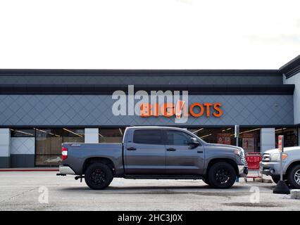 Houston, Texas USA 11-12-2021: Big Lots storefront and parking lot in Houston, TX. American retail store chain founded in 1967. Stock Photo