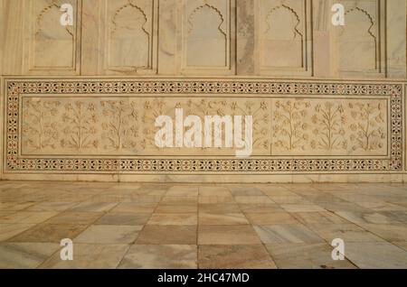 Detail of the decorated walls of Taj Mahal Stock Photo