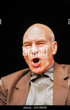 Patrick Stewart in A CHRISTMAS CAROL by Charles Dickens at the Albery Theatre, London WC2  07/12/2005 adapted and staged by Patrick Stewart Stock Photo