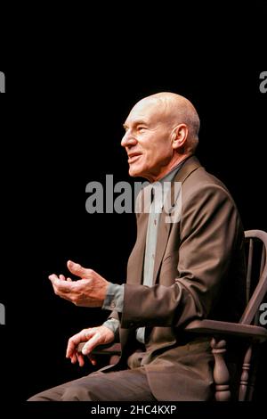 Patrick Stewart in A CHRISTMAS CAROL by Charles Dickens at the Albery Theatre, London WC2  07/12/2005 adapted and staged by Patrick Stewart Stock Photo
