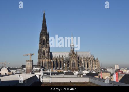 Cologne, Germany. 21st Dec, 2021. Cologne Cathedral south side. Credit: Horst Galuschka/dpa/Alamy Live News Stock Photo