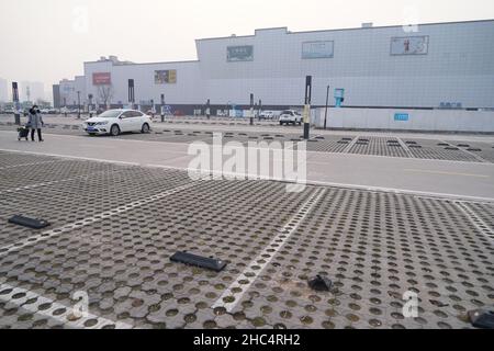 XI'AN, CHINA - DECEMBER 24, 2021 - An empty parking lot is seen outside a supermarket in Xi 'an, Shaanxi Province, China, Dec. 24, 2021. Stock Photo