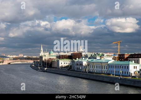 Moscow, Russia - October 23, 2021: View of the Sofiyskaya Embankment of Moscow River  on a autumn day Stock Photo