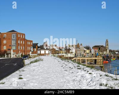 Snow-covered riverbank with fishing boats moored on the river Haven on High St.in BOSTON Lincolnshire, Stock Photo