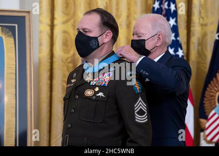 Arlington, Virginia, USA. 16th Dec, 2021. President Joseph R. Biden Jr. presents the Medal of Honor to U.S. Army Master Sgt. Earl D. Plumlee during a ceremony at the White House in Washington, DC, Dec. 16, 2021. Master Sgt. Plumlee was awarded the Medal of Honor for actions of valor during Operation Enduring Freedom while serving as a weapon's sergeant with Charlie Company, 4th Battalion, 1st Special Forces Group (Airborne), near Ghazni, Afghanistan, Aug. 28, 2013. Credit: U.S. Army/ZUMA Press Wire Service/ZUMAPRESS.com/Alamy Live News Stock Photo