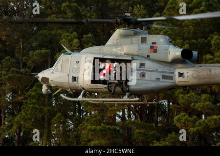 MCAS New River, North Carolina, USA. 16th Dec, 2021. A UH-1Y Huey assigned to Marine Light Attack Helicopter Squadron 167 (HMLA-167) transports Santa Claus to Marine Corps Air Station New River, North Carolina, Dec. 16, 2021. Marines with HMLA-167 celebrated the holiday season with a party to to develop unit cohesion and build camaraderie. Credit: U.S. Marines/ZUMA Press Wire Service/ZUMAPRESS.com/Alamy Live News Stock Photo