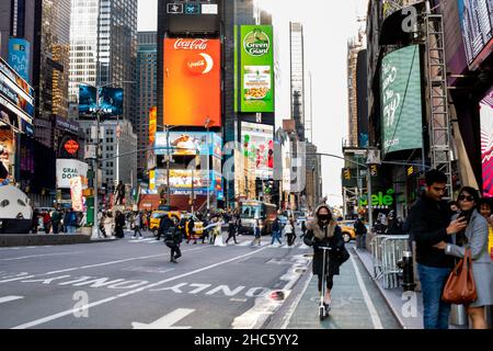 New York, United States. 22nd Dec, 2021. People walk around Times Square in Manhattan during COVID-19 pandemic Omicron wave. Credit: SOPA Images Limited/Alamy Live News Stock Photo