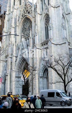 New York, United States. 22nd Dec, 2021. People walk by St. Patrick's Cathedral in Midtown Manhattan during COVID-19 pandemic Omicron wave. Designed by James Renwick Jr., it is the largest Gothic Revival Catholic cathedral in North America. (Photo by Shawn Goldberg/SOPA Images/Sipa USA) Credit: Sipa USA/Alamy Live News Stock Photo