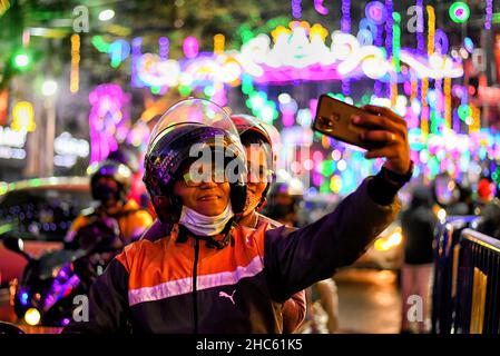 Kolkata, India. 24th Dec, 2021. A bike rider seen taking selfies on the street of Kolkata during the Christmas Eve. Credit: SOPA Images Limited/Alamy Live News Stock Photo