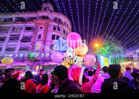 Kolkata, India. 24th Dec, 2021. The streets of Kolkata near Park street area seen illuminated for Christmas during the Christmas Eve. Credit: SOPA Images Limited/Alamy Live News Stock Photo