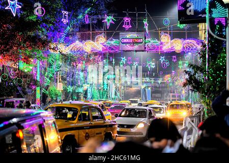 Kolkata, India. 24th Dec, 2021. The streets of Kolkata near Park street area seen illuminated for Christmas during the Christmas Eve. Credit: SOPA Images Limited/Alamy Live News Stock Photo