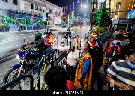 Kolkata, India. 24th Dec, 2021. People seen taking selfies on the street of Kolkata during the Christmas Eve. Credit: SOPA Images Limited/Alamy Live News Stock Photo