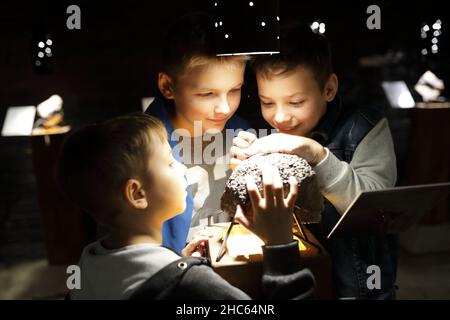 Children studying natural mineral in Geological Museum Stock Photo