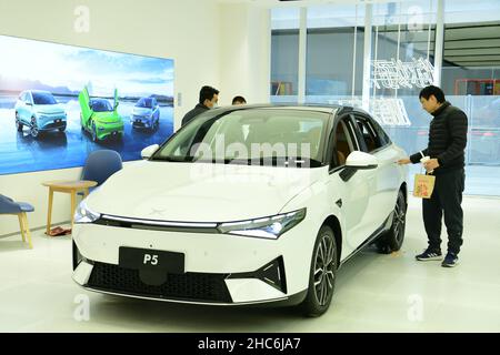 SHANGHAI, CHINA - DECEMBER 25, 2021 - Customers come to experience new energy electric vehicles at the Xiaopeng experience store in Wanda Plaza store Stock Photo