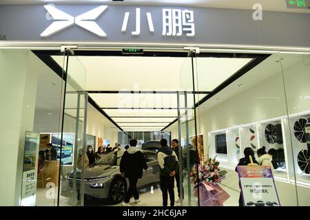 SHANGHAI, CHINA - DECEMBER 25, 2021 - Customers come to experience new energy electric vehicles at the Xiaopeng experience store in Wanda Plaza store Stock Photo