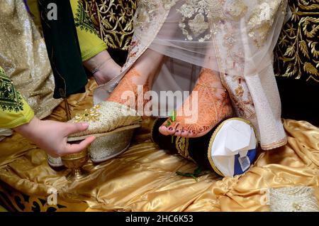 henna on bride's feet on her wedding day Stock Photo