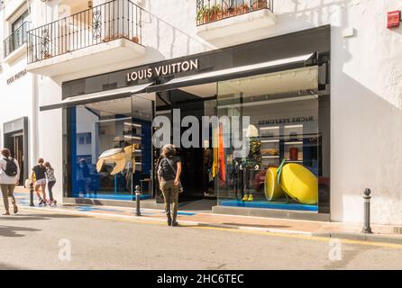 erhvervsdrivende blande for mig Facade of Louis Vuitton shop in Puerto Banus, Marbella, Spain Stock Photo -  Alamy
