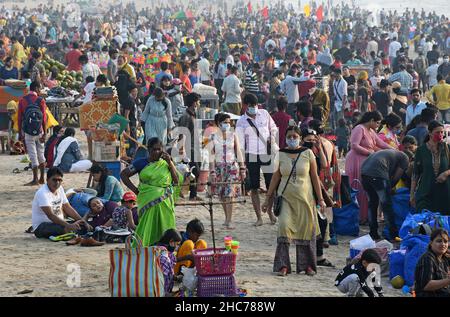 Mumbai, India. 25th Dec, 2021. Crowd of people seen at Juhu beach in Mumbai.Mumbai police has imposed section 144 in the city, banning large crowds from gathering from 16 December to 31 December 2021 due to the rise in Omicron cases. (Photo by Ashish Vaishnav/SOPA Images/Sipa USA) Credit: Sipa USA/Alamy Live News Stock Photo