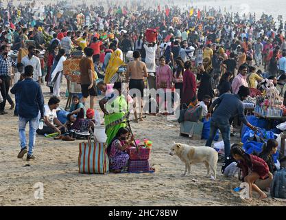 Mumbai, India. 25th Dec, 2021. Crowd of people seen at Juhu beach in Mumbai.Mumbai police has imposed section 144 in the city, banning large crowds from gathering from 16 December to 31 December 2021 due to the rise in Omicron cases. (Photo by Ashish Vaishnav/SOPA Images/Sipa USA) Credit: Sipa USA/Alamy Live News Stock Photo