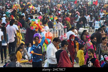 Mumbai, India. 25th Dec, 2021. Crowd of people seen at Juhu beach in Mumbai.Mumbai police has imposed section 144 in the city, banning large crowds from gathering from 16 December to 31 December 2021 due to the rise in Omicron cases. (Photo by Ashish Vaishnav/SOPA Images/Sipa USA) Credit: Sipa USA/Alamy Live News Stock Photo